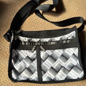 Lesportsac Deluxe Everyday Bag Zipper Expanding Adjustable Strap Pockets Black